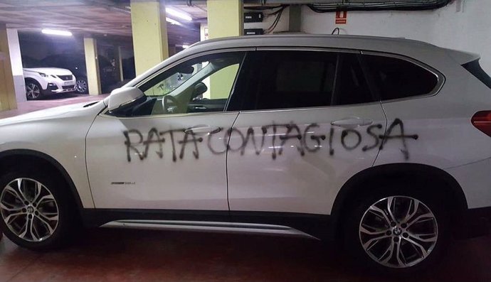 Han pintat 'rata contagiosa' en el cotxe d'una ginecloga