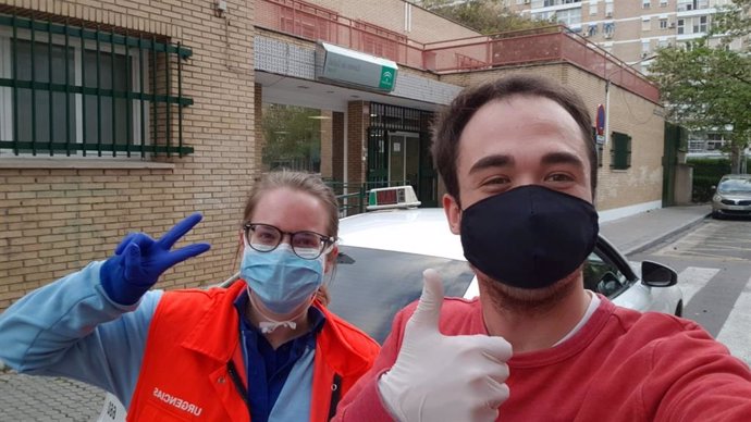 Uno de los taxistas "solidarios" de Sevilla junto a una profesional de la sanidad transportada