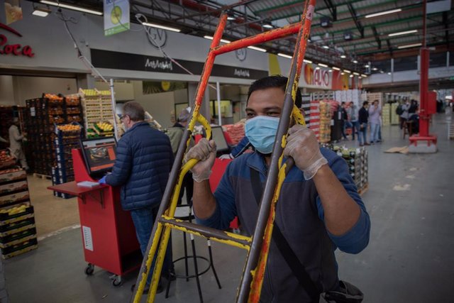 Un trabajador de Mercabarna transporta productos en cajas dentro del recinto. En Barcelona, Cataluña, (España), a 17 de abril de 2020.