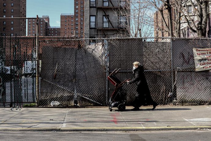 Una dona amb mascarilla caminant pels carrers de Nova York