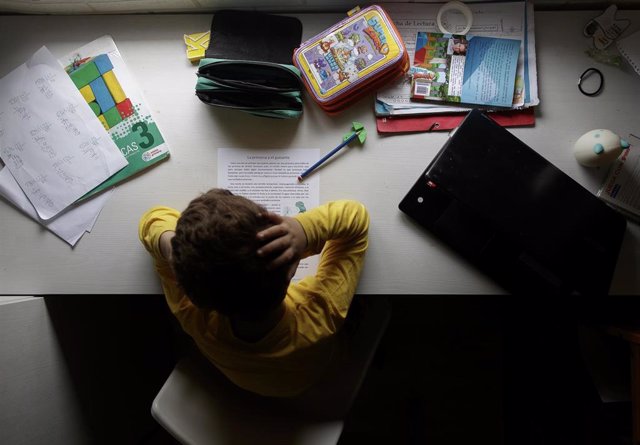 Un niño estudia y hace los deberes en casa en Madrid por la suspensión de las clases por el coronavirus.
