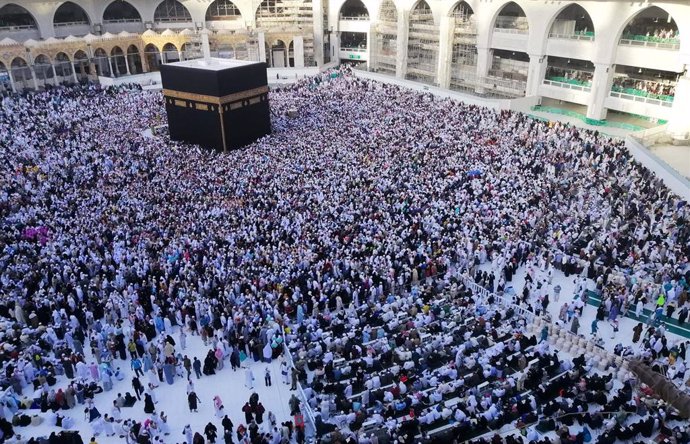 Peregrinos musulmanes en la Kaaba, en la ciudad de La Meca (Arabia Saudí)
