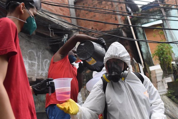 Trabajadores luchando contra el coronavirus en Río de Janeiro. 
