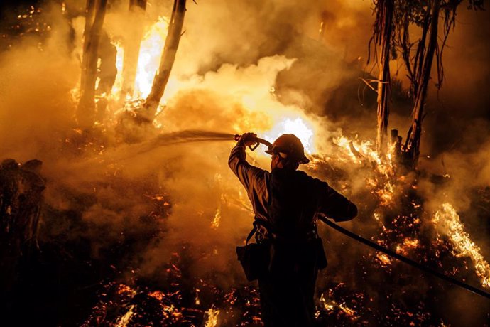 Bombero combatiendo el fuego durante un incendio en California