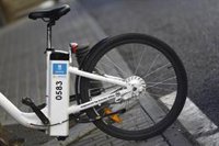 Las bicicletas de BiciMAD comienzan a llegar a las estaciones para reanudar el servicio este miércoles