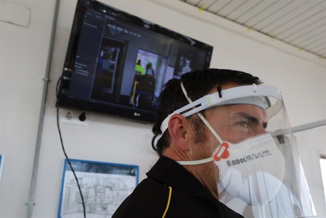 Imagen de recurso de un trabajador con mascarilla por el coronavirus