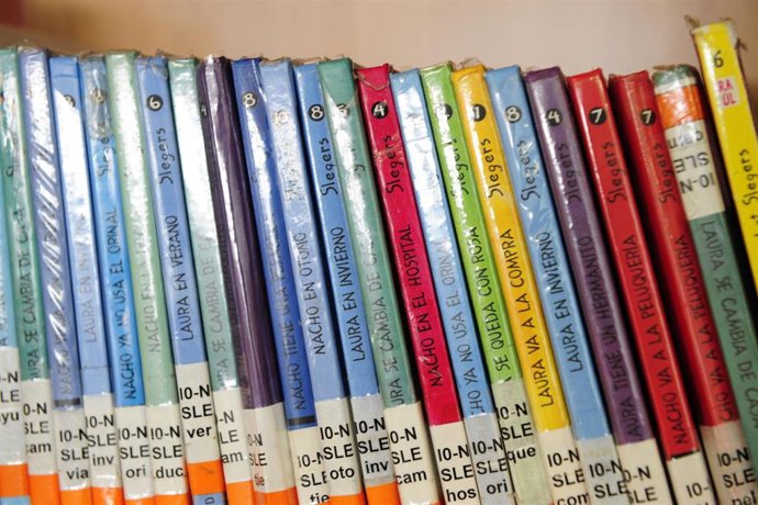 Libros juveniles en una biblioteca, esperando a ser prestados.