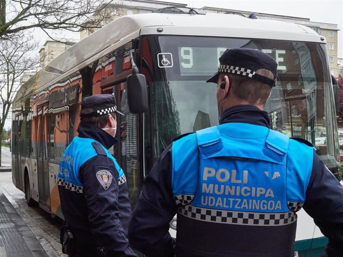 Policia Municipal de Pamplona realiza controles durante la tercera semana de cuarentena y confinamiento total decretado en España como consecuencia del coronavirus, en Pamplona (España), a 1 de abril de 2020.