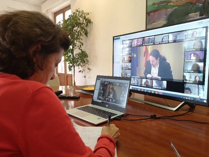 La consellera de Asuntos Sociales y Deportes, Fina Santiago, en la reunión telemática con el vicepresidente de Derechos Sociales y Agenda 2030, Pablo Iglesias.