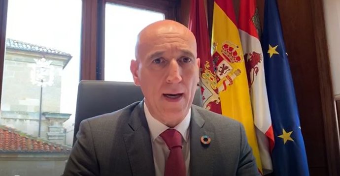 Caputara de la intervención del alcalde hablando sobre su participación en la lectura de Los Decreta.