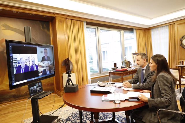 Los Reyes don Felipe y doña Letizia conversan con los responsables del Teatro Real y del Liceo de Barcelona por videoconferencia en Madrid (España), a 15 de abril de 2020.
