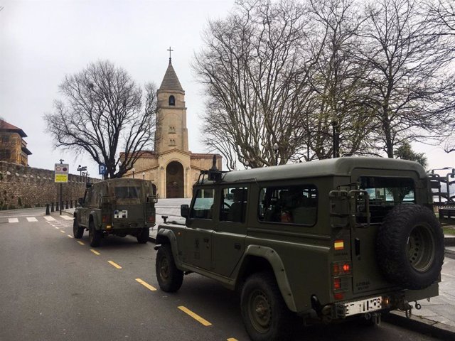 Dos vehículos del Ejército frente a la iglesia de San Pedro, en Gijón, durante el estado de alarma.