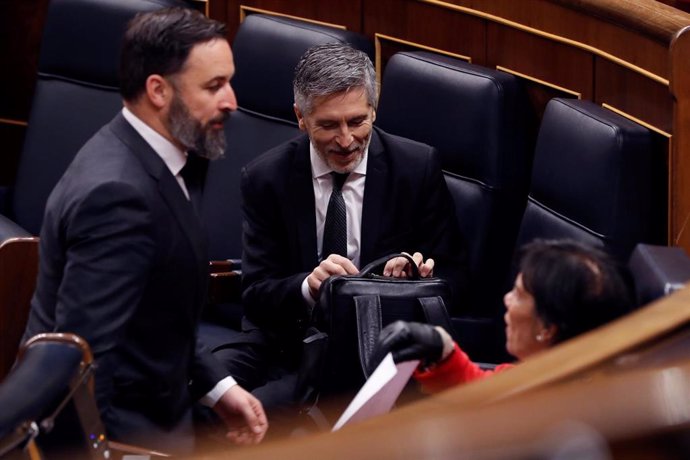 El líder de Vox, Santiago Abascal, pasa ante los ministros de Interior, Fernando Grande-Marlaska y la titular de Educación, Isabel Celaá.