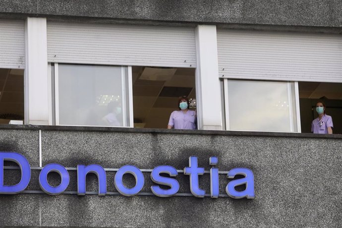 Varias sanitarias se asoman a las ventanas del Hospital Donostia durante el homenaje al personal sanitario sen San Sebastián/Guipúzcoa/Euskadi (España) a 12 de abril de 2020.