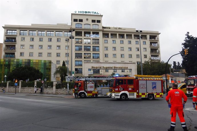 puerta principal del Hospital Regional de Málaga con reconocimiento a profesionales por su trabajo frente a la pandemia de COVID-19. Málaga a 8 de abril 2020