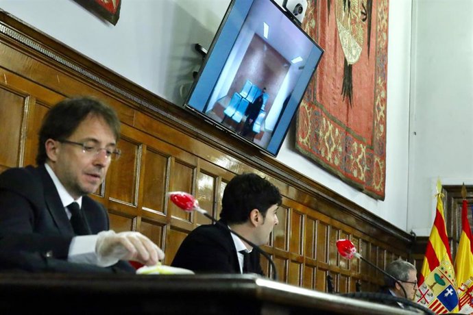 El abogado de la acusación particular, Noé Gabás (1d), durante la vista oral por los recursos presentados en el caso denominado "asesinato en Delicias" tras la condena que la Audiencia de Zaragoza determinó el pasado mes de noviembre para David Pellicer