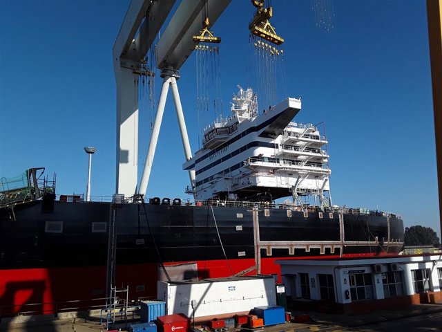 Montaje de un petrolero en Puerto Real en una imagen de archivo
