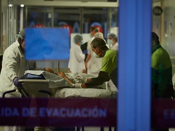 Personal sanitario del Hospital de Navarra en el Servicio de Urgencias atiende a un paciente en camilla durante la cuarta semana de confinamiento por el Estado de Alarma decretado por el Gobierno de España con motivo del coronavirus, COVID-19. En Pamplo