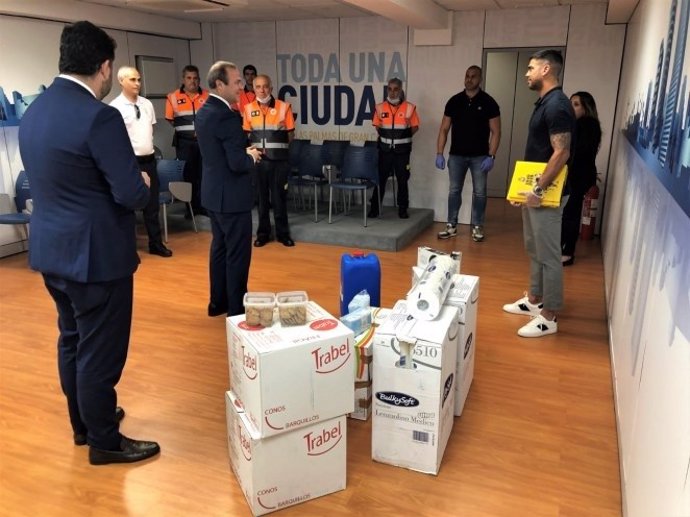El capitán de la UD Las Palmas, Aythami Artiles, ha entregado, en nombre de toda la plantilla del conjunto canario, material sanitario al Ayuntamiento de Las Palmas de Gran Canaria