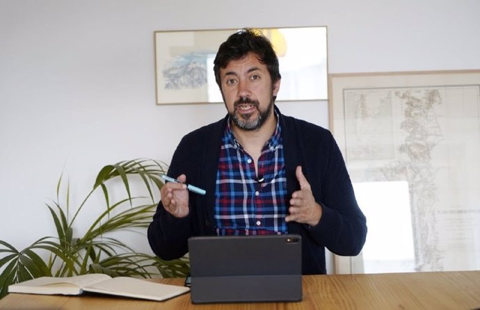 El portavoz de la coalición Galicia en Común-Anova Mareas, Antón Gómez-Reino, en rueda de prensa telemática.