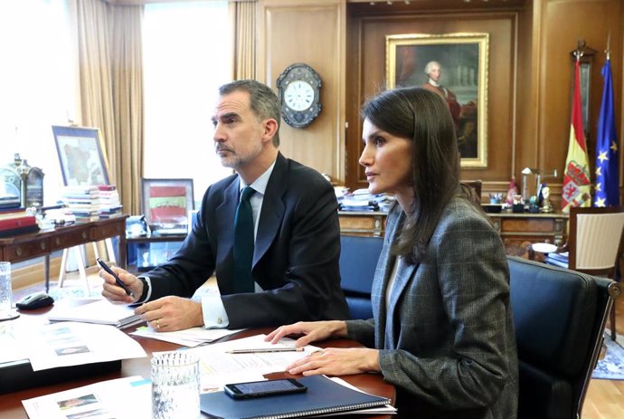 Los Reyes, Letizia y Felipe VI, durante una videoconferencia con responsables de la OMS el pasado 8 de abril de 2020.