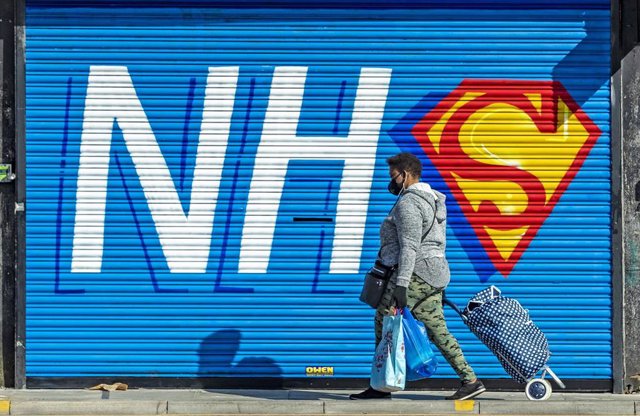 Mural a favor del Sistema Nacional de Salud (NHS) duratne la crisis del coronavirus en Liverpool, Inglaterra, Reino Unido
