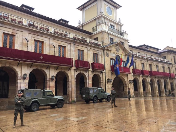 Militares ante el Ayuntamiento de Oviedo durante el estado de alarma decretado por el coronavirus