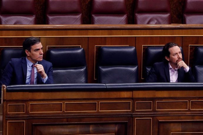 El presidente del Gobienro, Pedro Sánchez (i), y el vicepresidente segundo, Pablo Iglesias, durante la primera sesión de control al Ejecutivo celebrada en el Congreso desde que se declaró el estado de alarma el pasado 14 de marzo, un pleno reclamado des