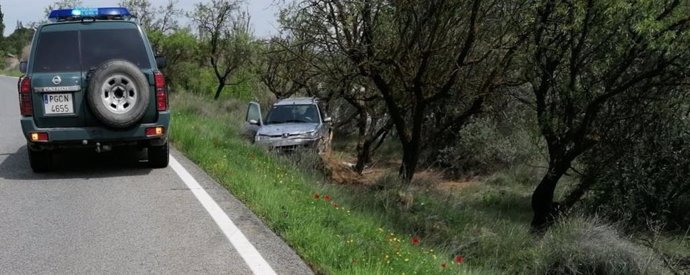 Un vehículo se sale de la vía y choca contra un árbol en Cintruénigo