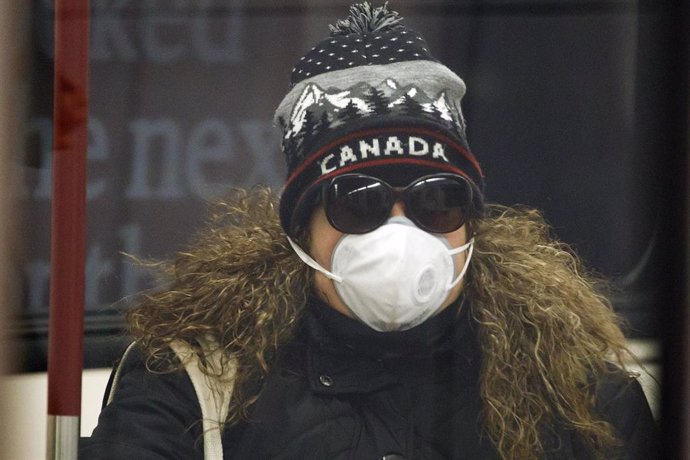 Mujer con mascarilla por el coonavirus en Toronto, Canadá