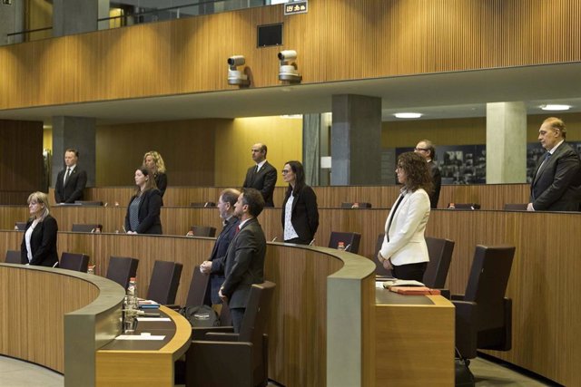 Los parlamentarios andorranos guardan un minuto de silencio por las víctimas del coronavirus al iniciar la sesión del Consell General d'Andorra el 18/4/2020