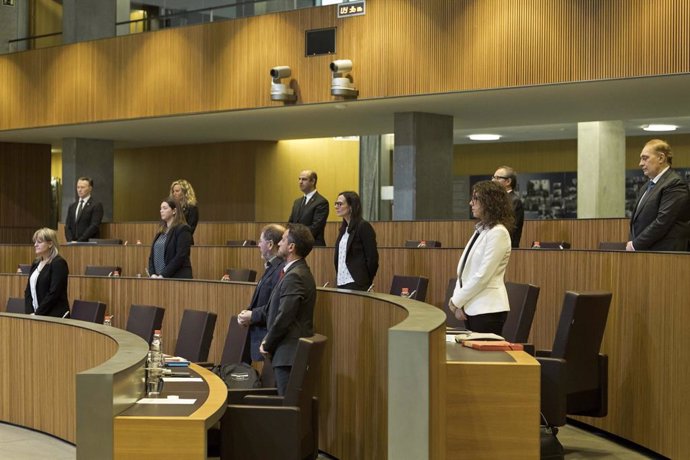 Els parlamentaris andorrans guarden un minut de silenci per les víctimes del coronavirus en iniciar la sessió del Consell General d'Andorra el 18/4/2020