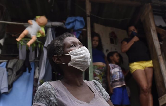 Mujer con mascarilla en la favela de Santa Marta en Río de Janeiro, en Brasil