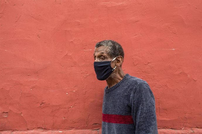Imagen de un hombre con mascarilla en Lima. 
