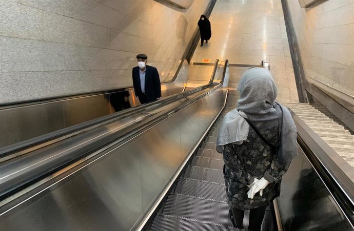 Imagen de una persona con mascarilla en Irán. 