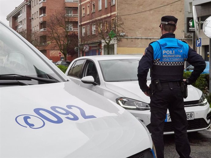 Policia Municipal de Pamplona realiza controles durante la tercera semana de cuarentena y confinamiento total decretado en España como consecuencia del coronavirus, en Pamplona (España), a 1 de abril de 2020.