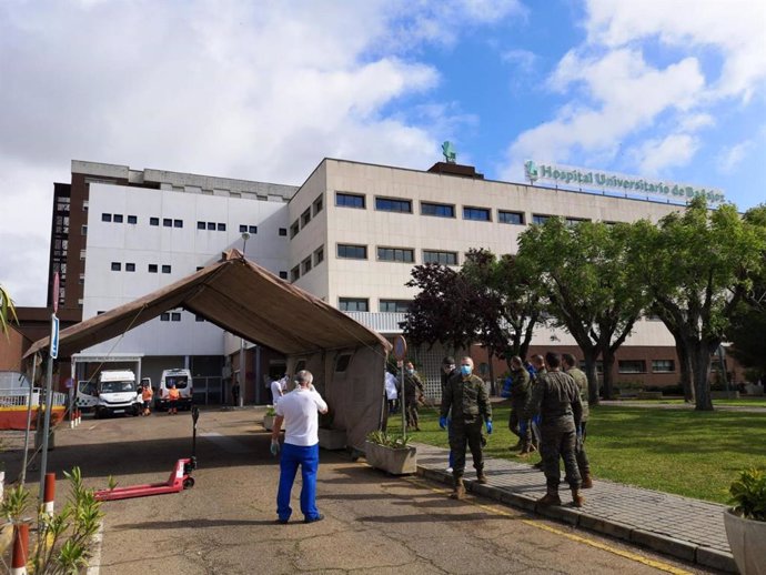 Efectivos de la Brigada Extremadura XI instalan una carpa en el Hospital Universitario de Badajoz