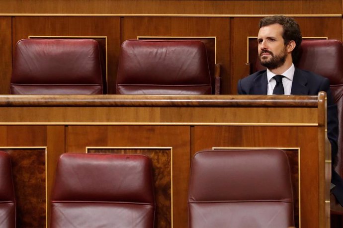 El líder del Partido Popular, Pablo Casado, asiste a la primera sesión de control al Ejecutivo celebrada en el Congreso desde que se declaró el estado de alarma el pasado 14 de marzo