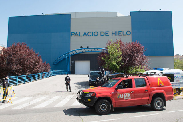 Un vehículo de la Unidad Militar de Emergencias (UME) a su llegada al Palacio de Hielo para supervisar la llegada de furgones funerarios durante el segundo día de funcionamiento como morgue del Palacio de Hielo tras ceder la empresa concesionaria sus inst