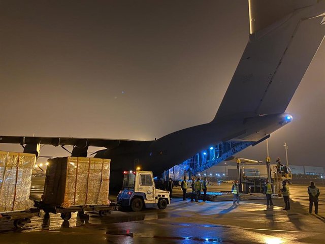 Imágen del A400M que carga material sanitario en Shangai.