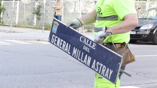 Sustitución de las placas de las calles dedicadas a los generales franquistas Millán Astray y García de la Herranz