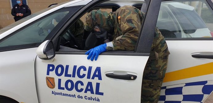 El Ejército desinfecta las instalaciones y los vehículos de la Policía Local de Calvi.