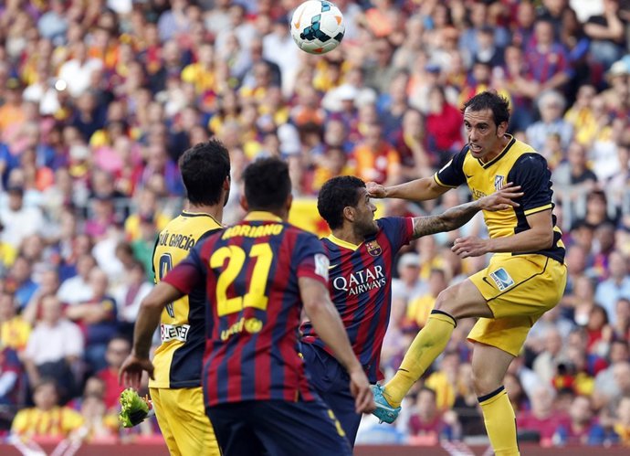 Diego Godín supera a Dani Alves