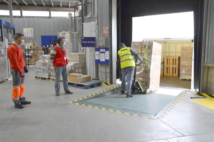 Voluntarios de Indra participan en la donación de 1.000 tabletas a Cruz Roja para ayudar a la formación de menores vulnerables