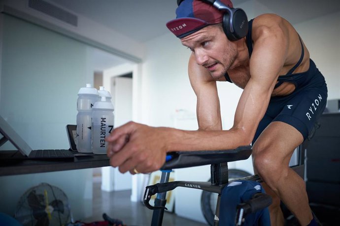 Jan Frodeno completa su 'Tri at Home'.