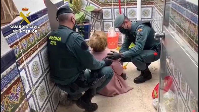 Guardia Civil auxilia a una anciana en La Rambla