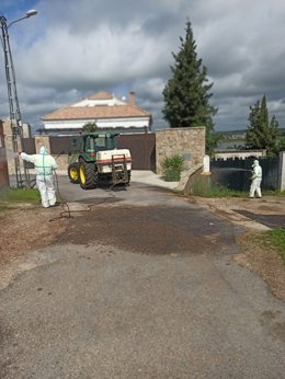 Un tractor desinfecta contra el coronavirus.
