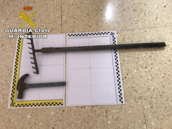 Martillo y rastrillo de hierro intervenidos por la Guardia Civil