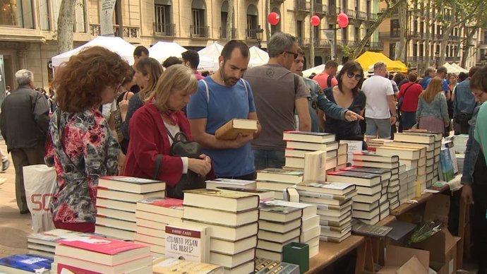 Jornada de Sant Jordi en la qual milers de barcelonins s'han apropat les Rambles per, com diu la tradició, comprar roses i llibres (arxiu)