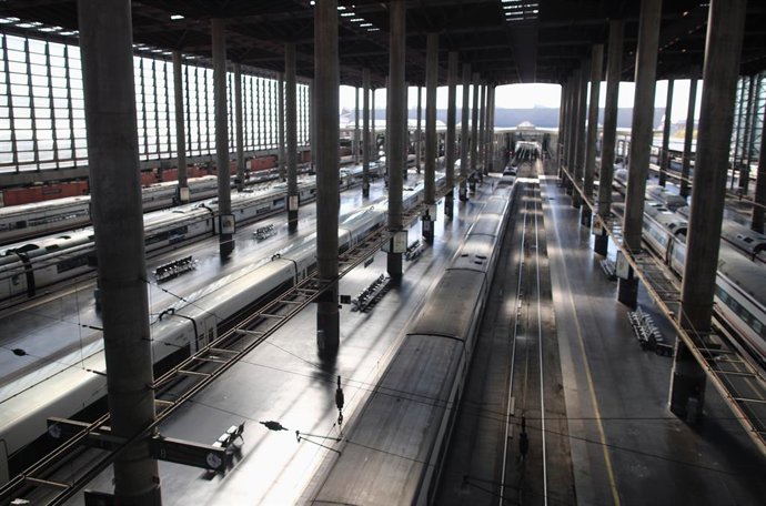 Trenes estacionados en la estación de Atocha  de Madrid